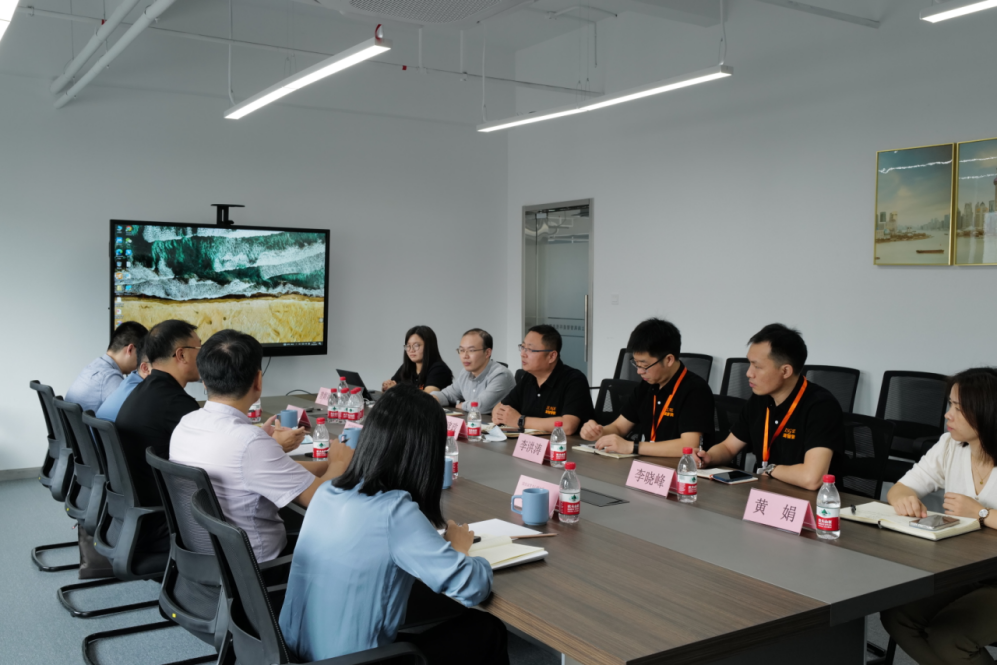 搭平台、拓场景、促合作|青岛市政府副秘书长、市投促办第一副主任王孝芝一行莅临利来国际AG智能参观指导(图2)